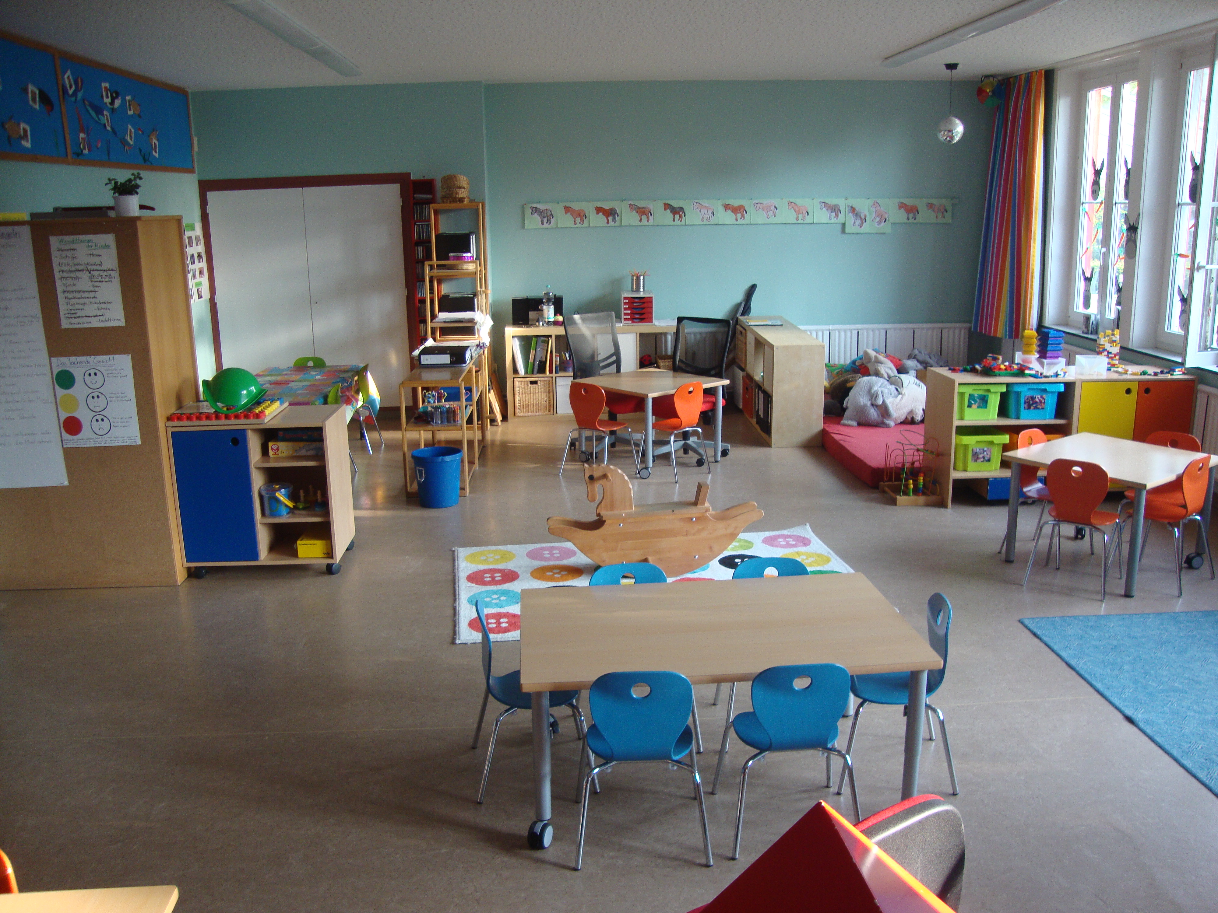 Ein Bild, das drinnen, Boden, Raum, Tisch enthlt.

Automatisch generierte Beschreibung